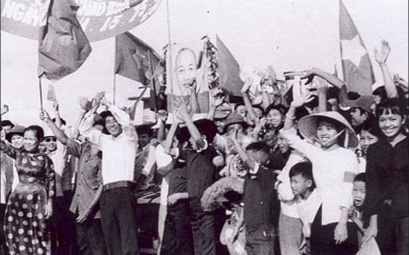 Cờ thời Tây Sơn có nền đỏ, viền xanh, tâm là vòng tròn trắng