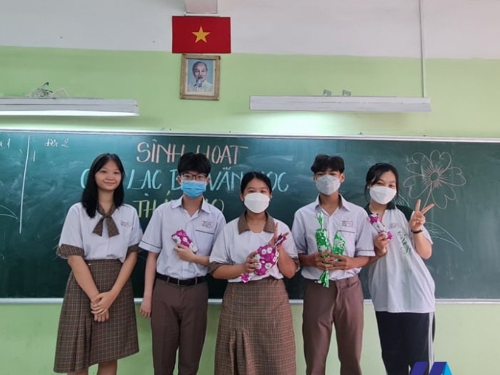Bộ đồng phục trường Diên Hồng