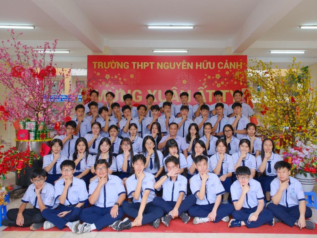 Đồng phục chính khóa của trường Nguyễn Hữu Cảnh