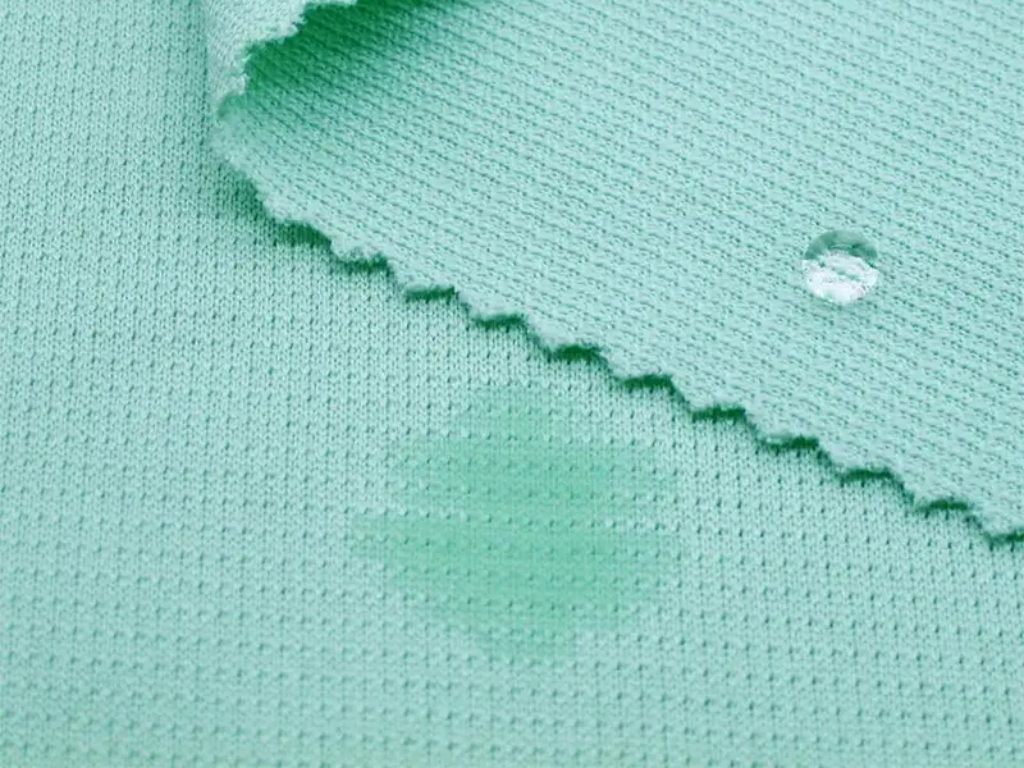 Bạn nên chọn chất liệu vải thấm hút mồ hôi tốt khi may đồng phục thể dục