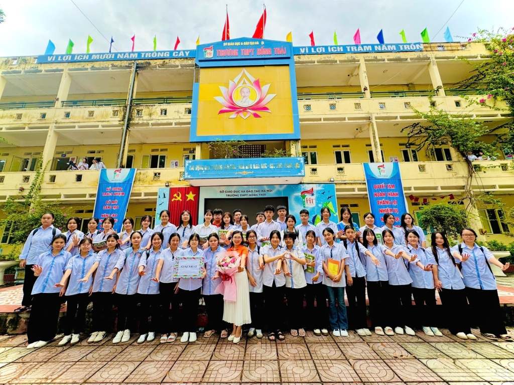 Đồng phục chính khóa trường Hồng Thái