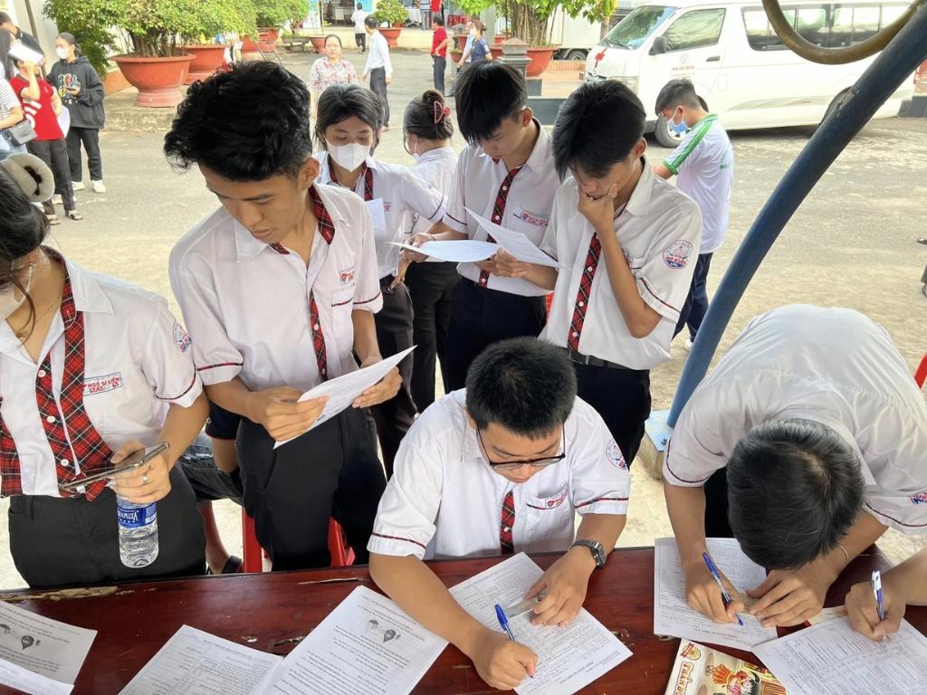 Logo của trường THPT Ngô Sĩ Liên Trảng Bom cần phải in sắc nét trên áo đồng phục