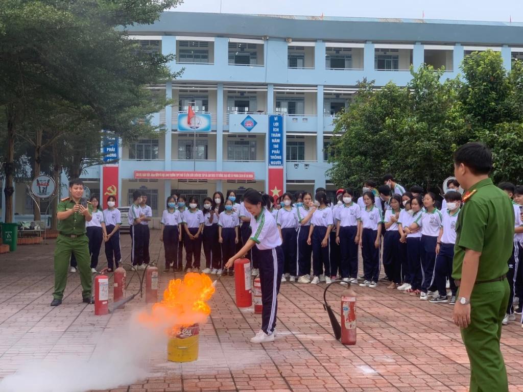 Đồng phục thể dục trường THPT Ngô Sĩ Liên Trảng Bom