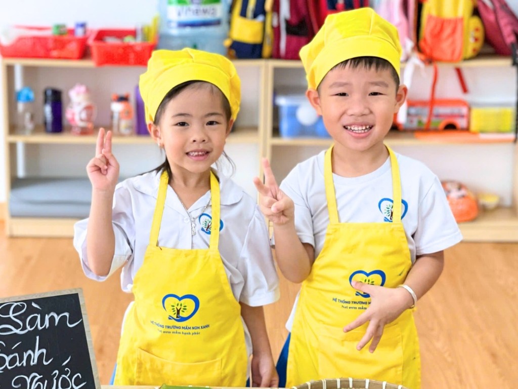 Đồng phục trường Mầm non Xanh có màu sắc tươi sáng, thiết kế thoải mái