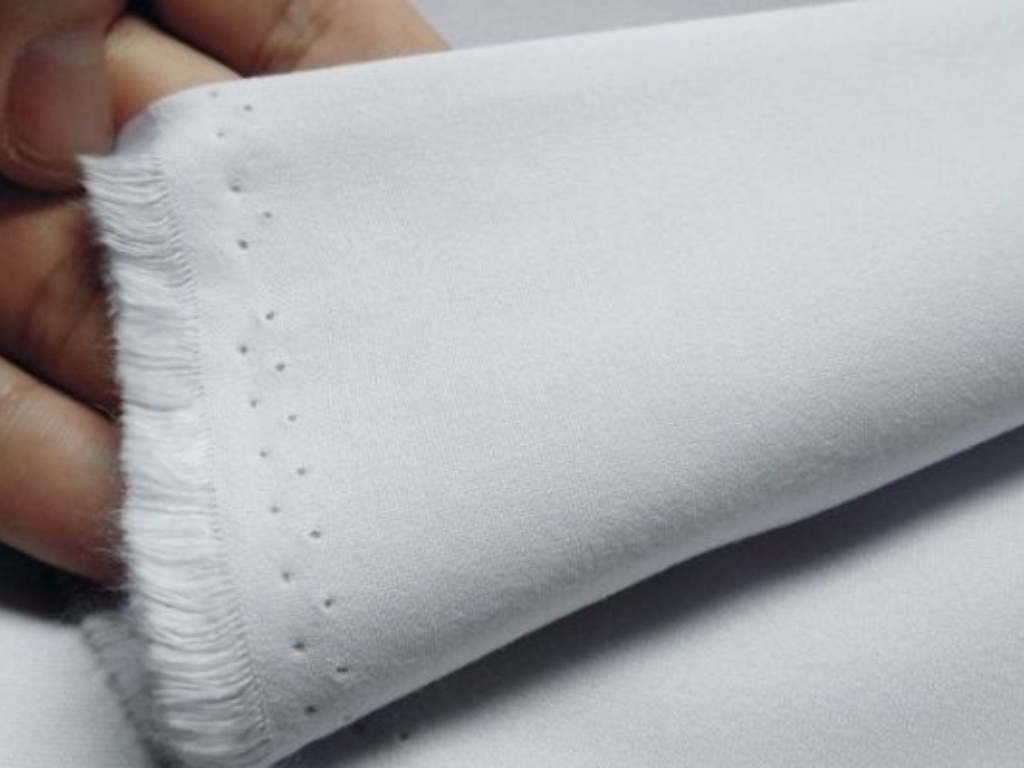 Vải kate là chất liệu phù hợp để may áo sơ mi đồng phục trường THCS Nguyễn Hữu Cảnh