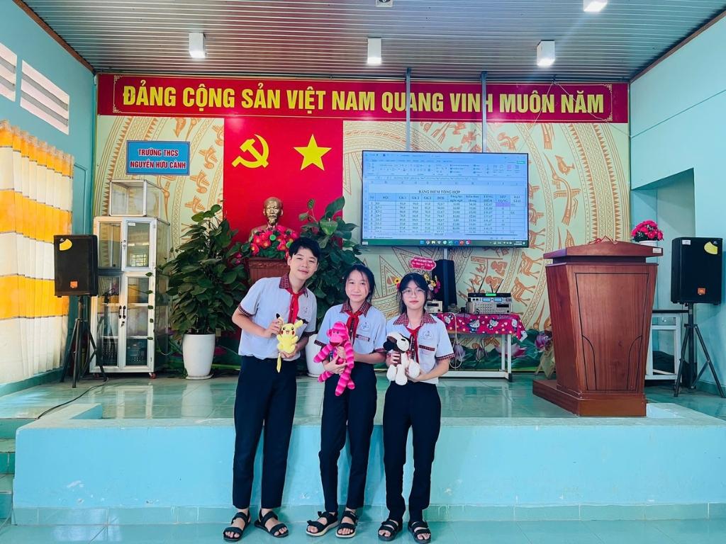 Đồng phục chính khóa của trường THCS Nguyễn Hữu Cảnh