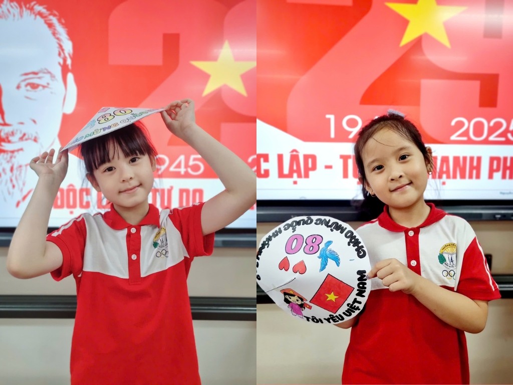 Logo trường Tiểu học Trần Quốc Toản Hoàn Kiếm Hà Nội được in rõ nét trên ngực áo