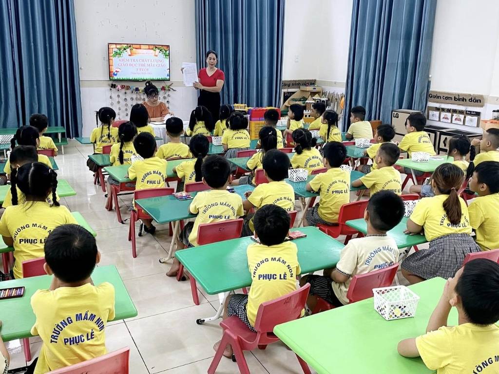 Một đồng phục trường mầm non đẹp giúp tạo không khí vui vẻ trong lớp học