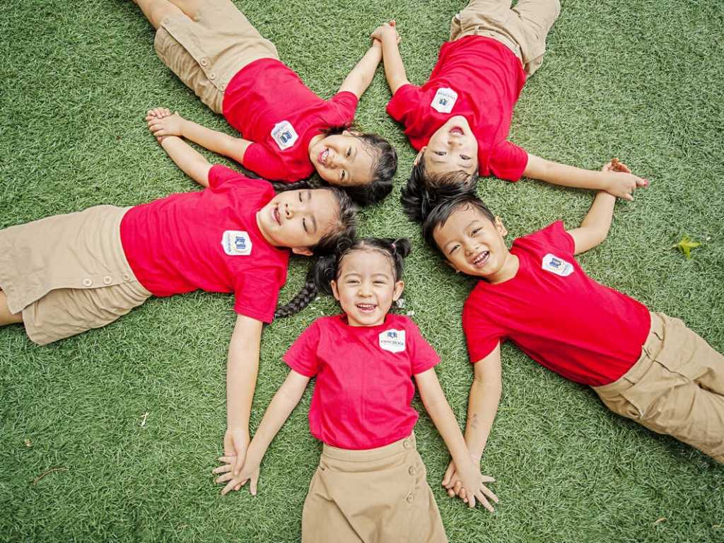 Đồng phục trường giúp xây dựng tình yêu thương, mến bạn giữa các bé