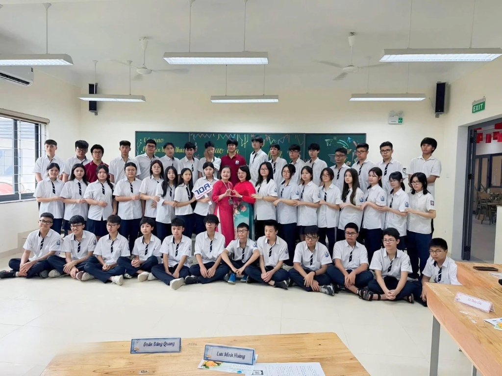 Đồng phục trường Lý Thường Kiệt Hà Nội cấp 3 có thiết kế hiện đại, trang trọng hơn