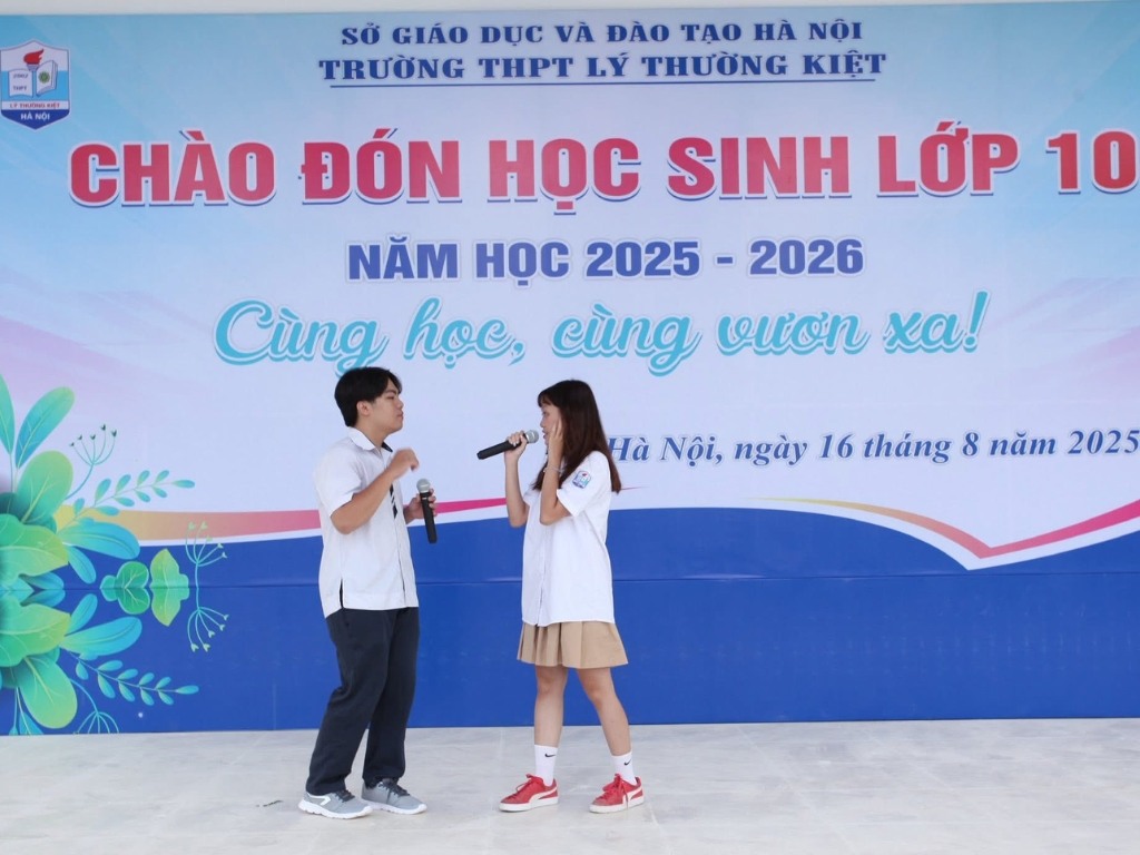 Đồng phục trường Lý Thường Kiệt Hà Nội có kiểu dáng lịch sử và màu sắc trang nhã