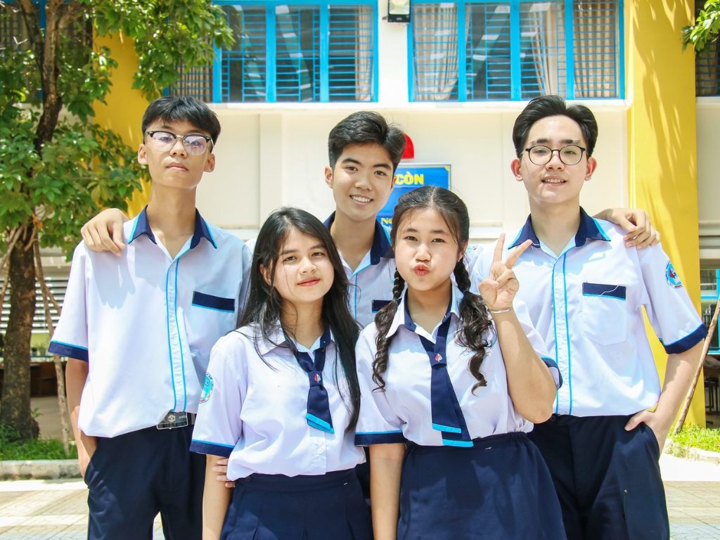 Trang phục đến trường chất lượng cần có thiết kế hiện đại và màu sắc hài hòa