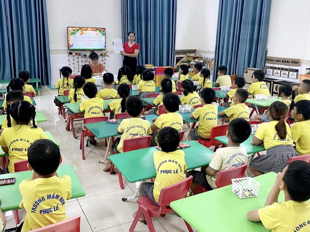 Nội quy trường mầm non thường quy định các bé phải mặc đồng phục