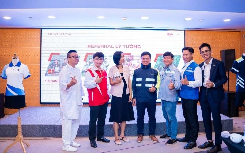 Nhất Khoa cùng bạn tìm hiểu về cờ Đảng Cộng sản Việt Nam vector