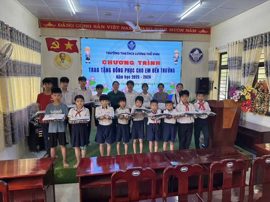Đồng phục là một trong những món quà tặng nhà trường ý nghĩa