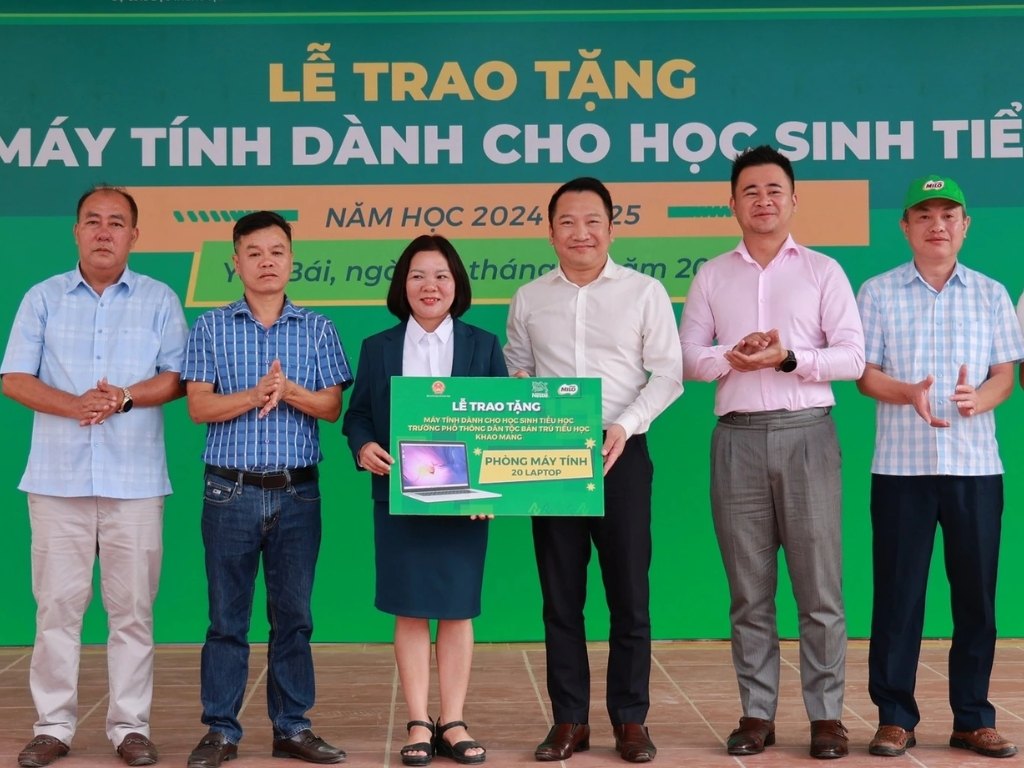 Thiết bị dạy học hiện đại là món quà tặng nhà trường ý nghĩa và vô cùng thiết thực
