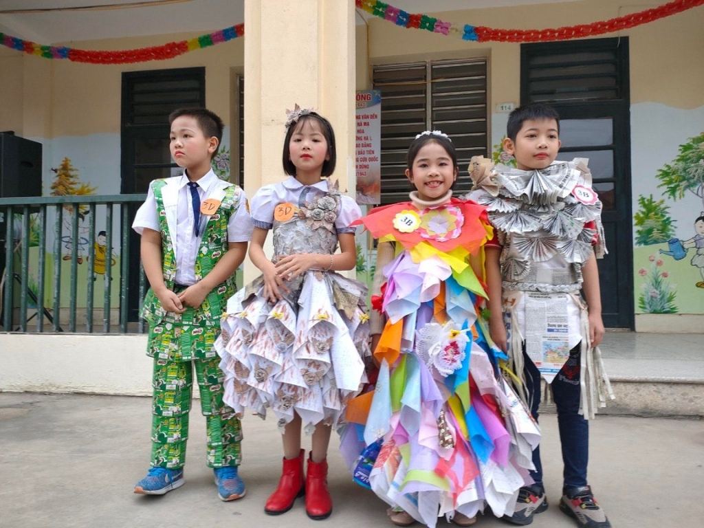 Học sinh sử dụng phế thải để tạo ra sản phẩm thời trang tái chế bảo vệ môi trường