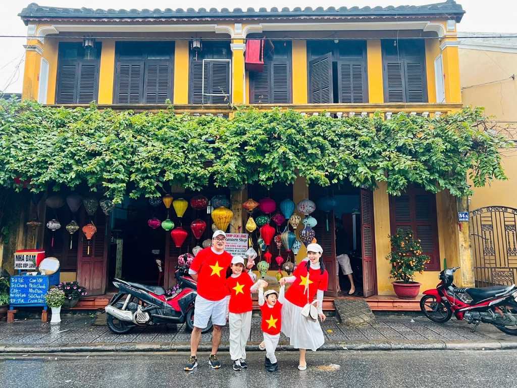 Khi khoác lên mình áo cờ Việt Nam bạn cần thể hiện thái độ lịch sự, chỉn chu