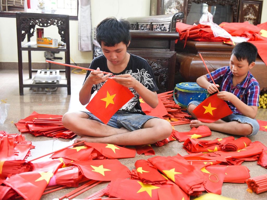 Nếu cần mua cờ Việt Nam mini số lượng lớn thì đặt trực tiếp tại xưởng là lựa chọn tối ưu