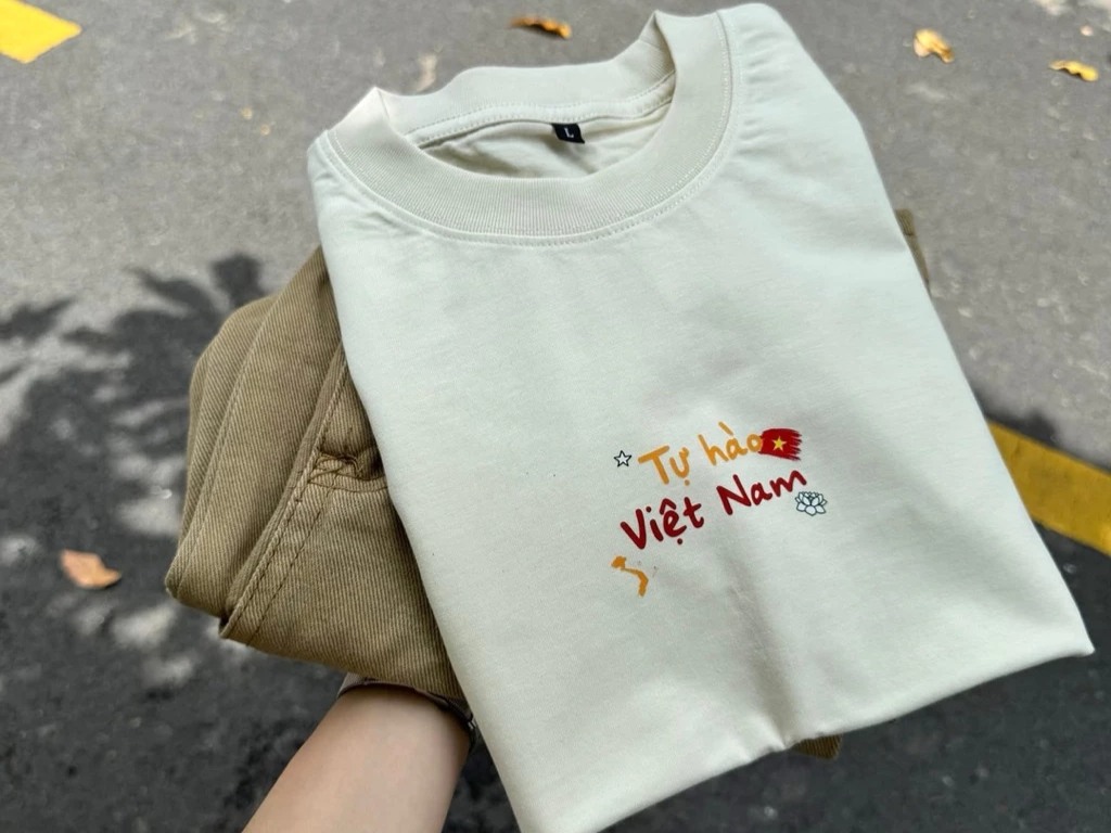 Mẫu áo lá cờ kết hợp với slogan "Tự hào Việt Nam"