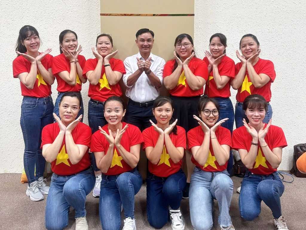 Một chiếc áo thun cổ tròn in slogan độc đáo liên quan đến ngày lễ