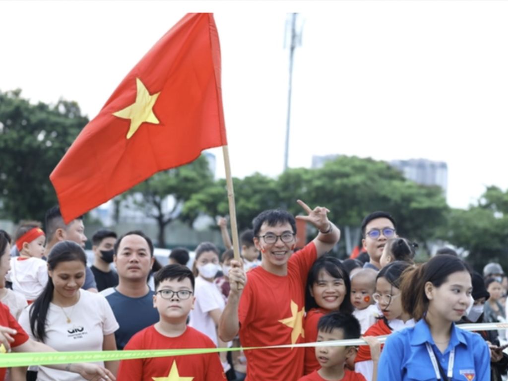 Hình ảnh cả một tập thể mặc đồng phục xuất hiện tại địa điểm công cộng