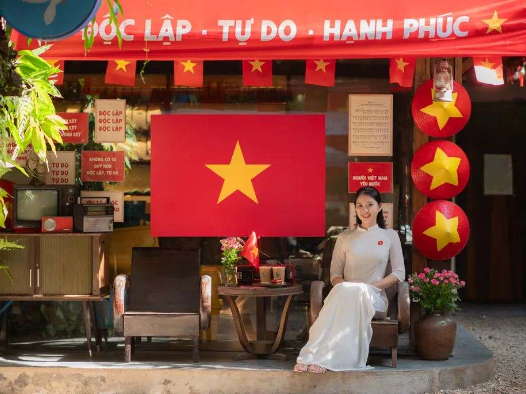 Một ngôi sao vàng nhỏ được thêu trên ngực áo