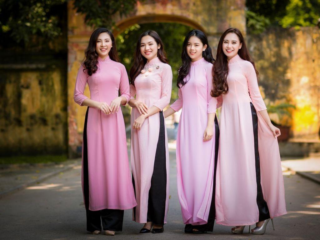 Chiếc áo đồng phục được thiết kế riêng cho dịp lễ là một món quà hữu hình