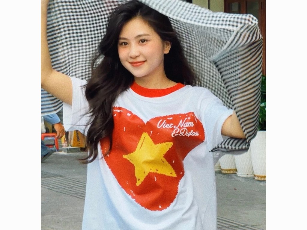Bạn nên chọn nền áo có màu trung tính để làm nổi bật hình trái tim cờ Việt Nam