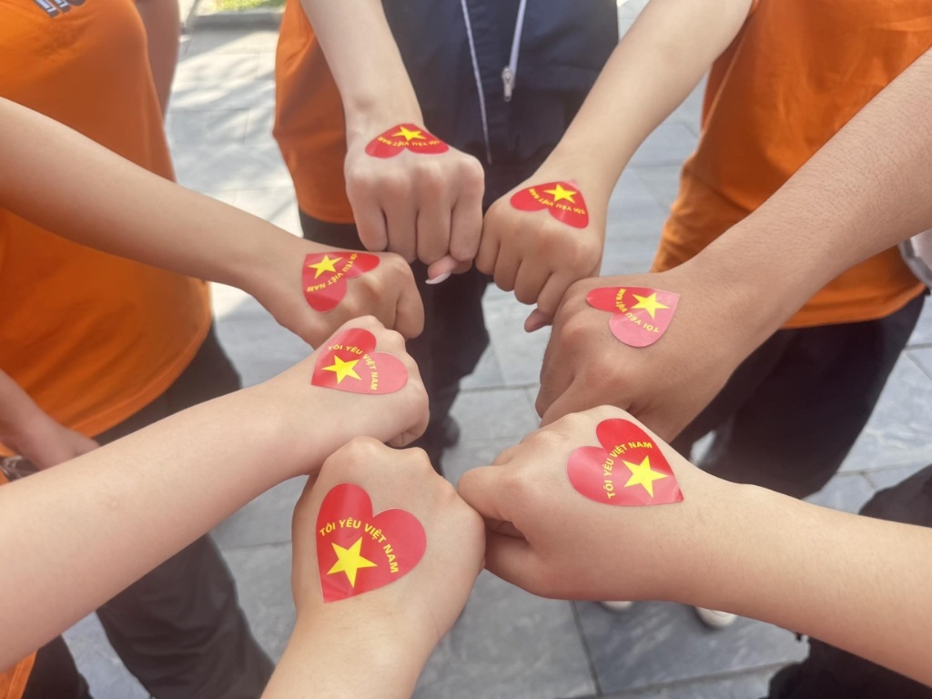 Sticker trái tim cờ Việt Nam giúp mọi người cùng chung một nhịp đập hướng về Tổ Quốc