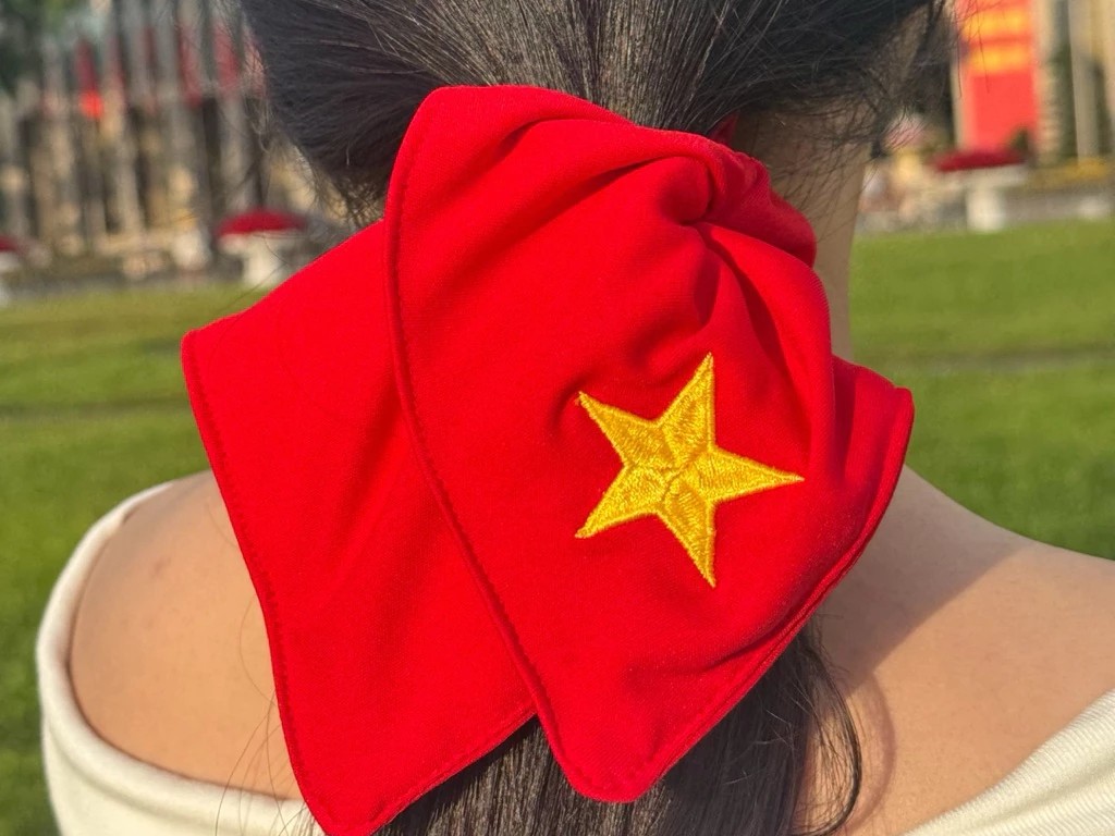 Scrunchies vuông thêu cờ Việt Nam là phụ kiện xinh xắn cho các bạn nữ