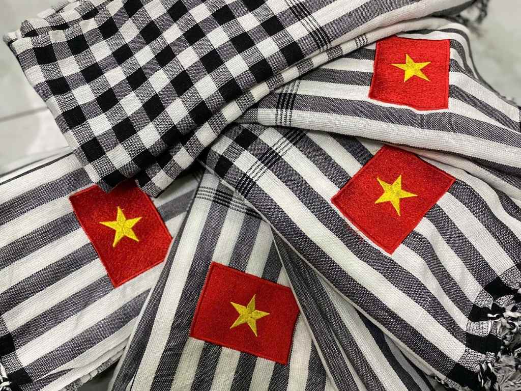 Hình lá cờ Việt Nam được thêu giúp mang lại độ bền vượt trội và tính thẩm mỹ cao