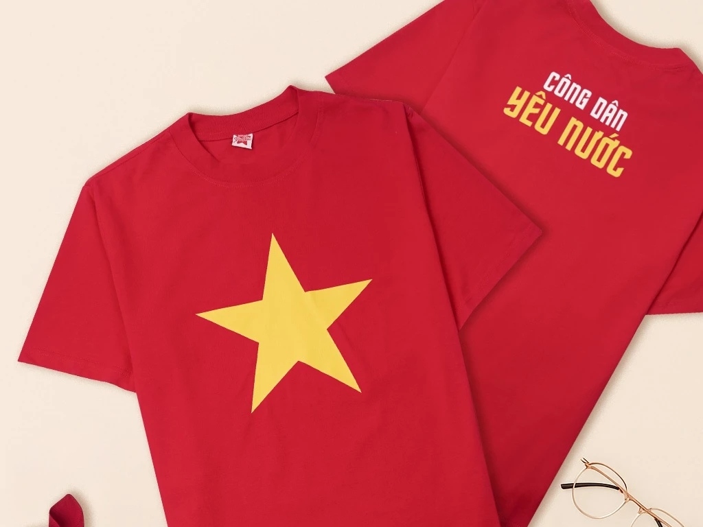 Khi mua áo thun cờ Việt Nam, bạn nên chú ý kỹ thuật in để đảm bảo hình in sắc nét
