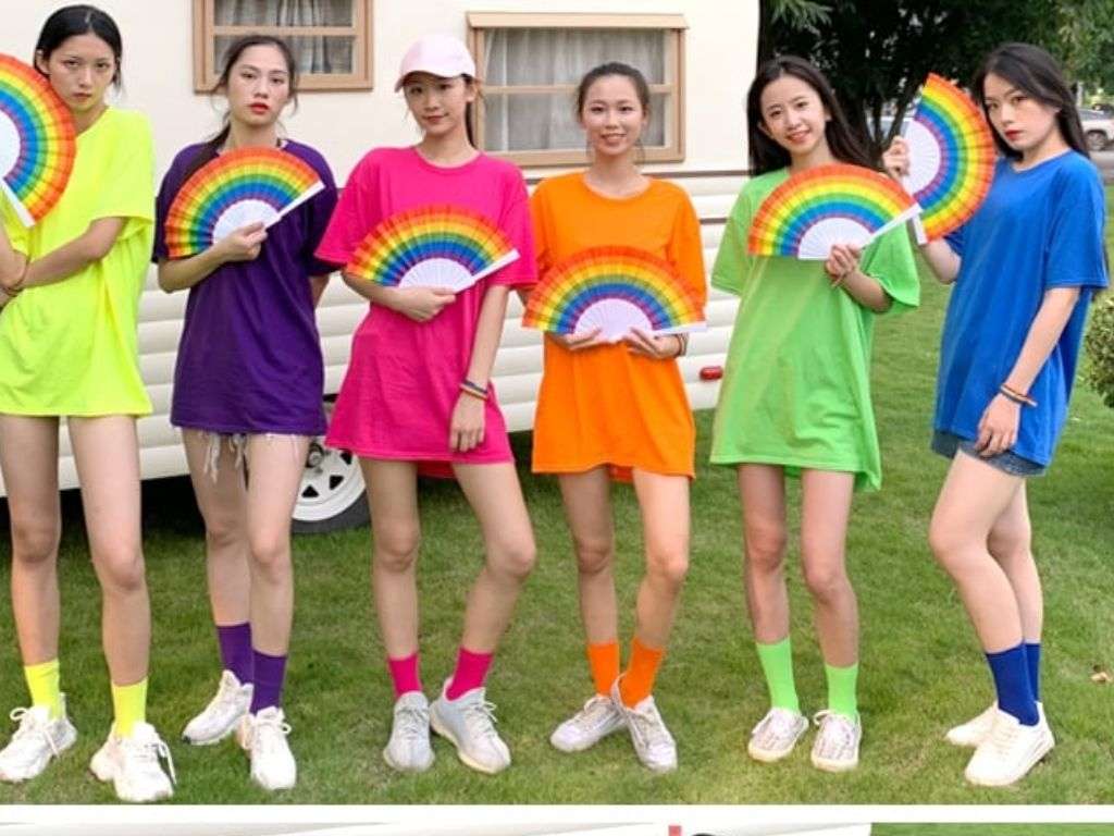 Trang phục không thể thiếu là những chiếc áo thun đồng phục