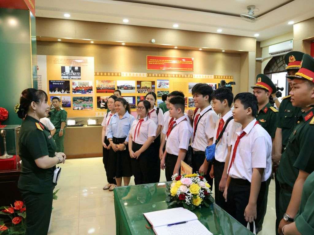 Thiết kế đồng phục có thể sử dụng các hình ảnh biểu tượng cho sự kết nối