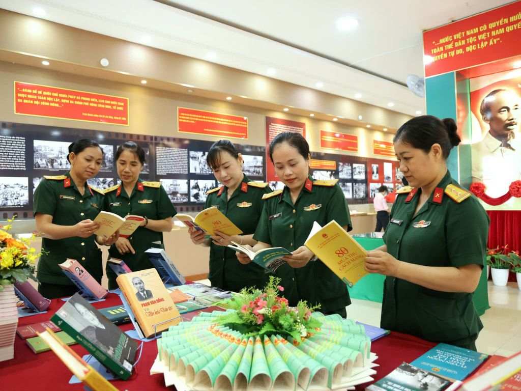 Một bộ đồng phục cao cấp với chất liệu tốt, đường may kỹ càng
