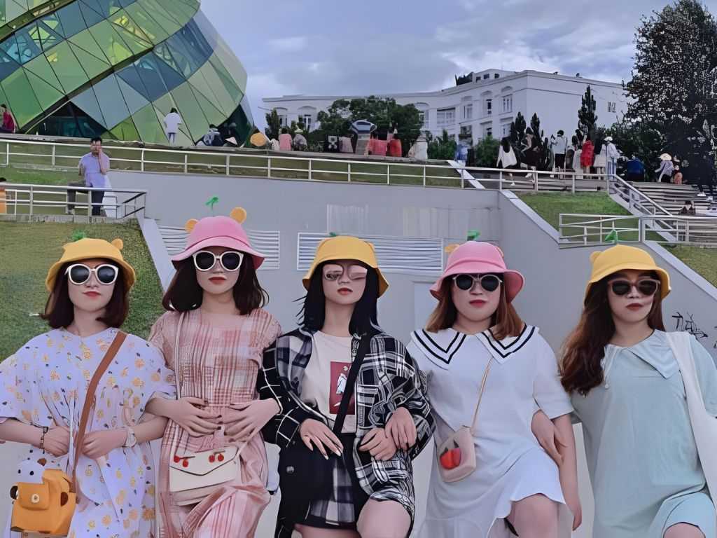 Áo thun cotton thoáng mát kết hợp cùng mũ lưỡi trai đồng phục