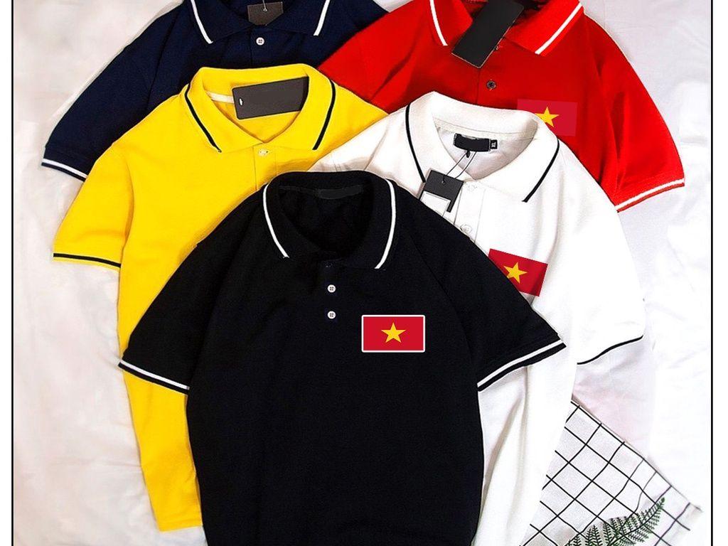 Một chiếc áo polo đồng phục được thêu logo tinh tế