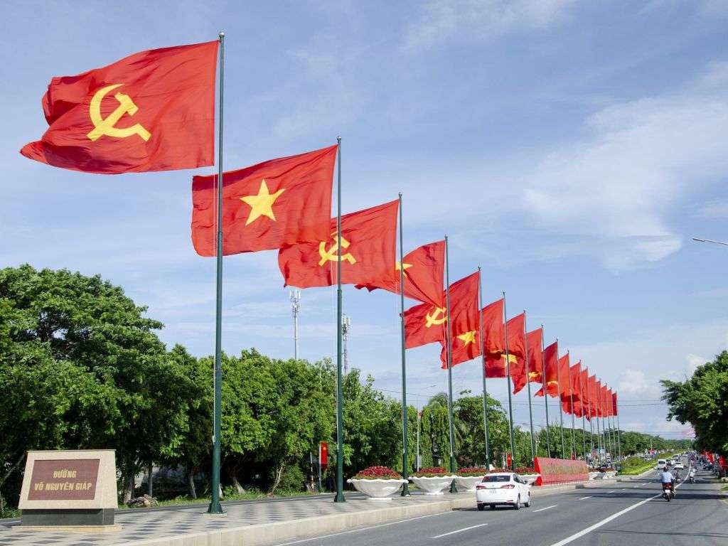 Chất liệu này giúp cờ bay đẹp, bền màu và chịu được các điều kiện thời tiết