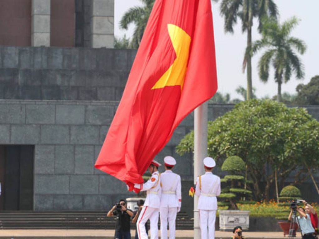 Lá cờ chỉ được kéo lên đến 2/3 chiều cao của cột cờ