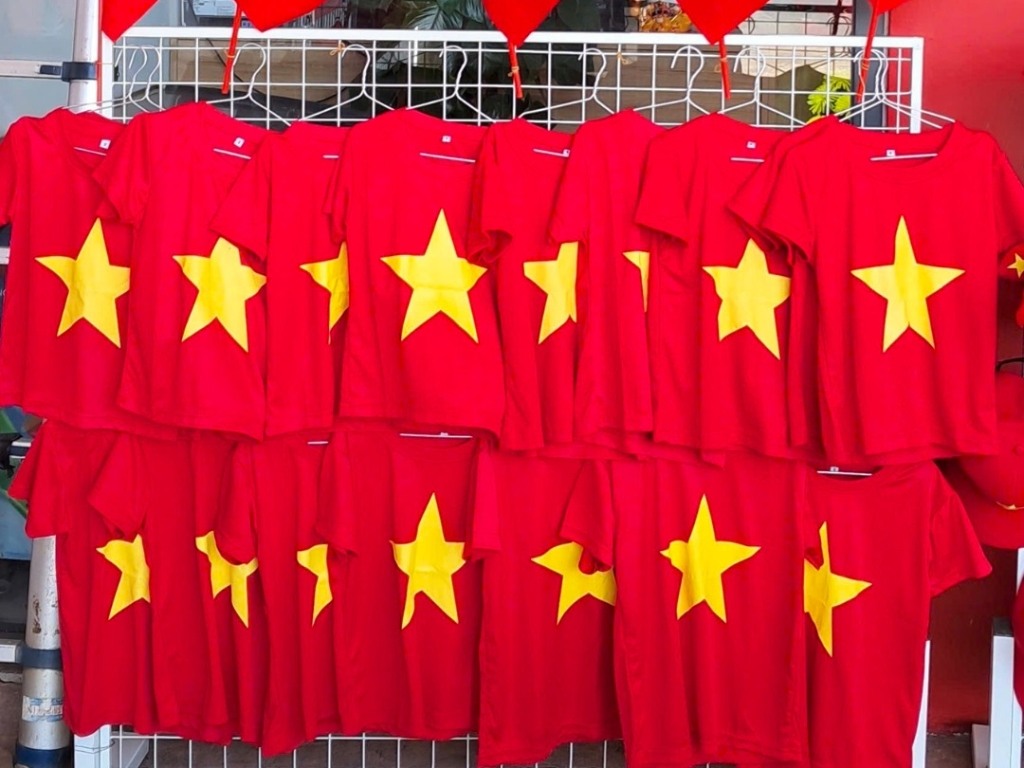 Nhà sách là địa điểm bán áo lá cờ Việt Nam uy tín, tuy nhiên mẫu mã không đa dạng