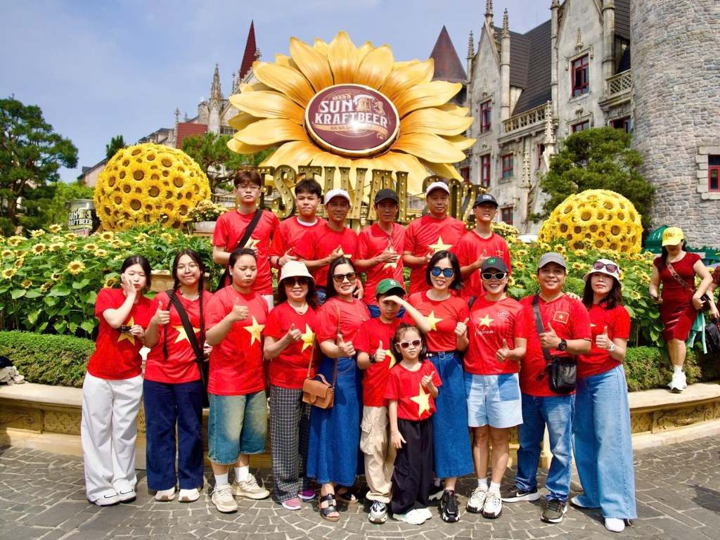 Mặc áo cờ đỏ sao vàng khi đi du lịch cũng là cách giúp quảng bá hình ảnh Việt Nam