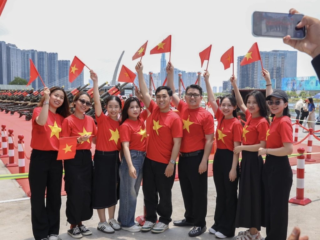 Đồng phục áo thun cờ Việt Nam giúp khơi dậy niềm tự hào dân tộc
