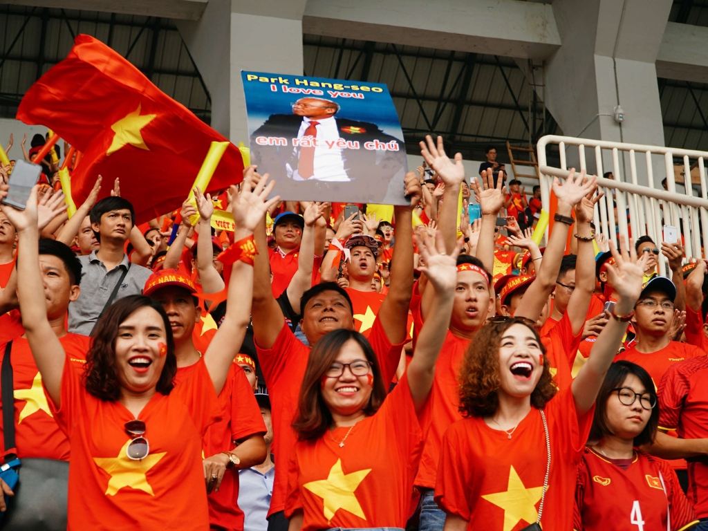 Mọi người cùng mặc áo cờ Việt Nam giúp tiếp thêm sức mạnh cho các vận động viên