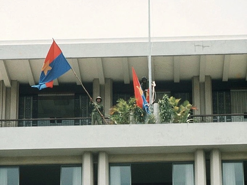 Hình ảnh lá cờ Việt Nam chiến thắng năm 1975 tượng trưng cho sự thống nhất đất nước