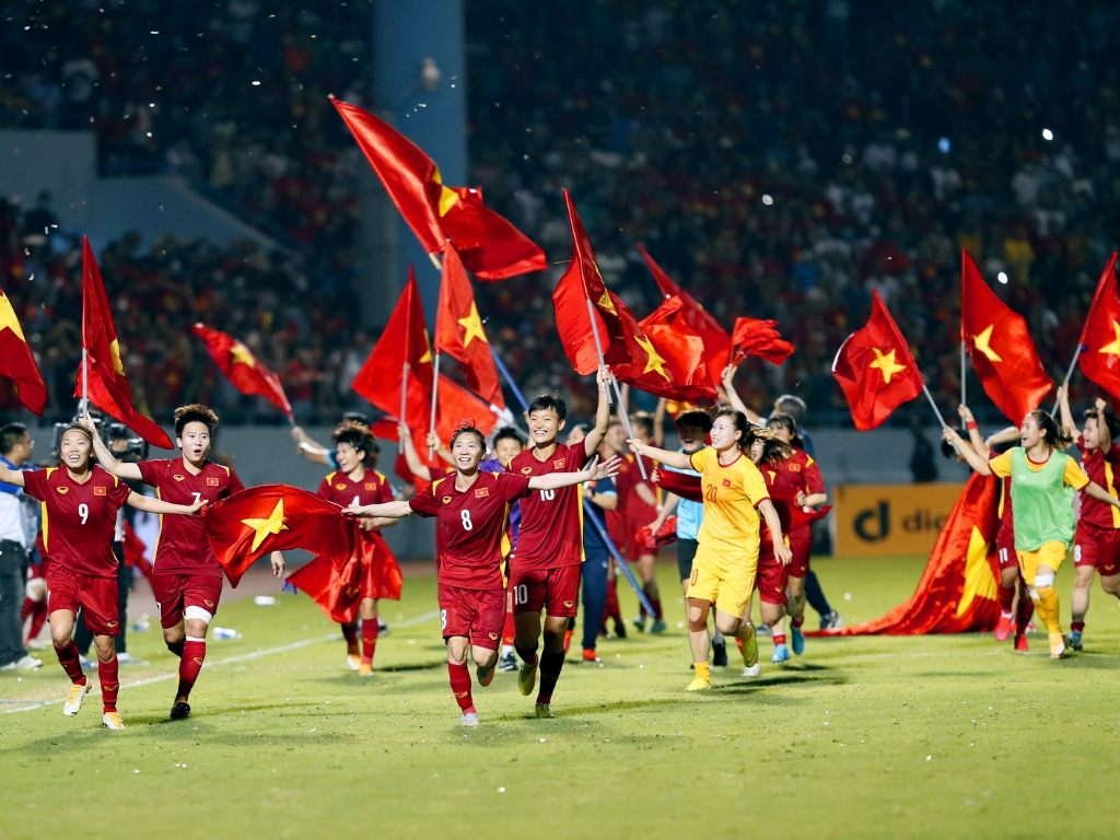 Hình ảnh lá cờ Việt Nam chiến thắng tung bay trong trận đấu bóng đá