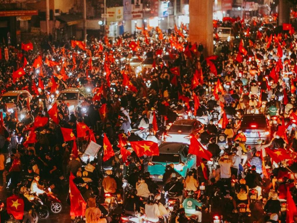 Người dân cầm cờ Việt Nam ra đường ăn mừng chiến thắng của tuyển bóng đá