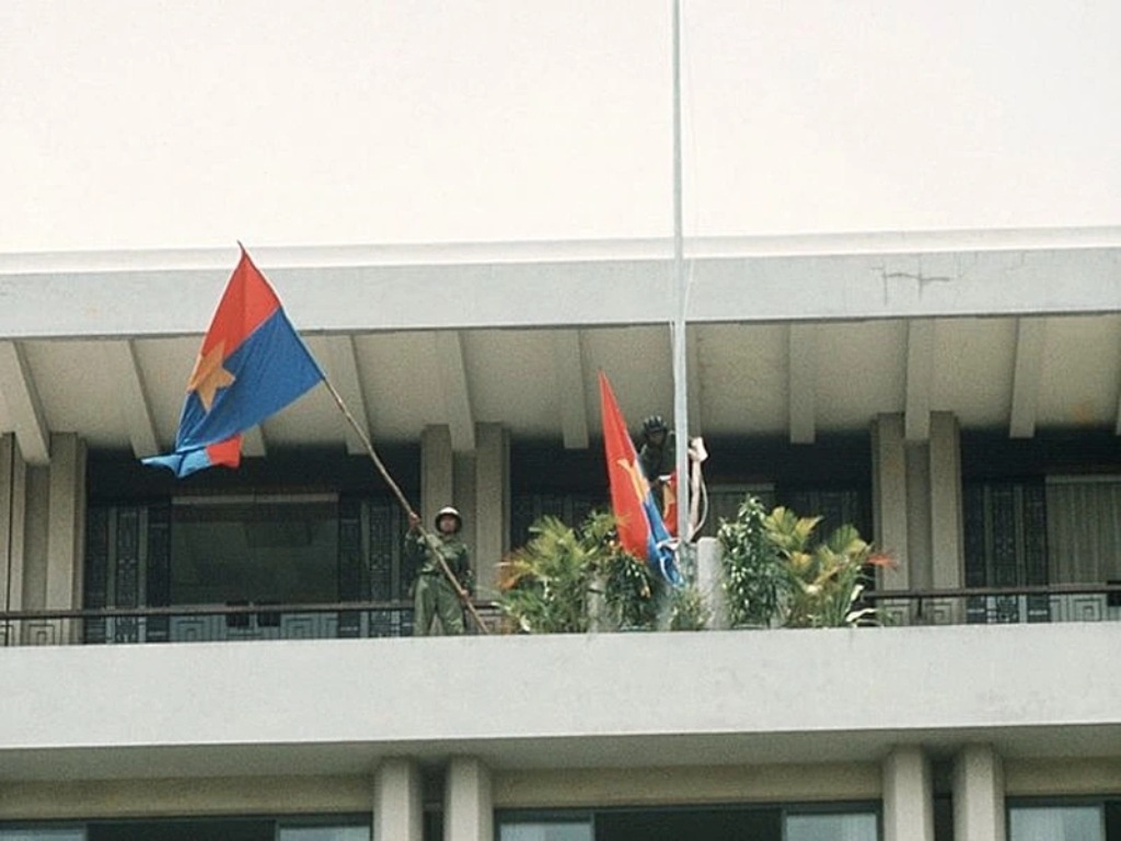 Hình ảnh cờ Việt Nam chiến thắng được cắm trên nóc Dinh Độc Lập