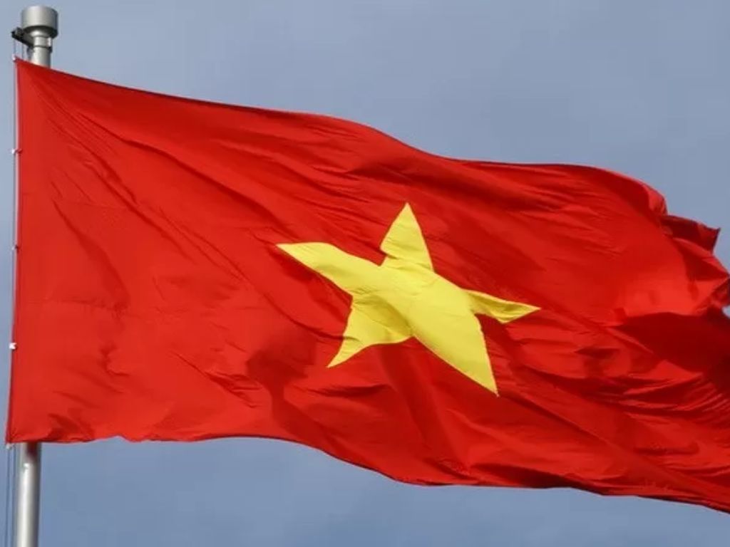 Một lá cờ đúng quy cách, màu sắc tươi tắn thể hiện sự tôn kính