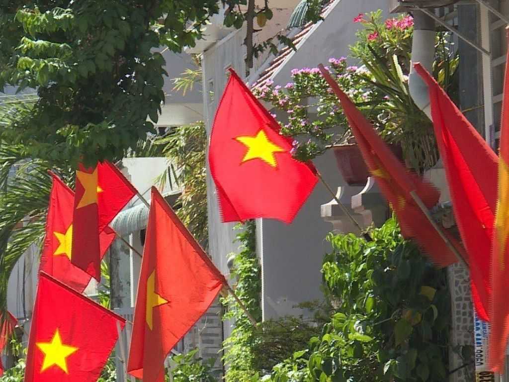 Một lá cờ sạch sẽ, phẳng phiu, được treo đúng nơi quy định